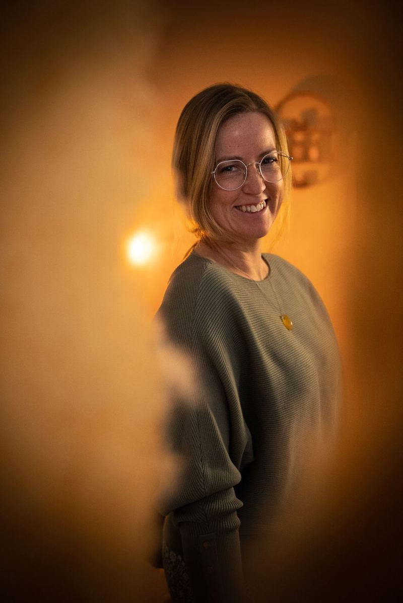 Portret van Lesley Lucas, glimlachend in warm licht