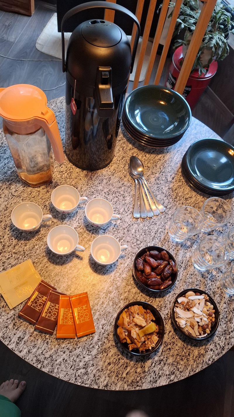 Een tafel met thee, koffie en versnaperingen voor de deelnemers